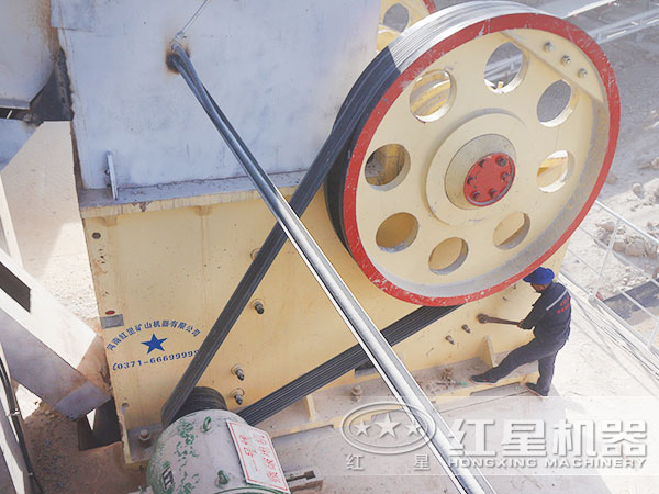 顎式破碎機(jī)現(xiàn)場作業(yè)